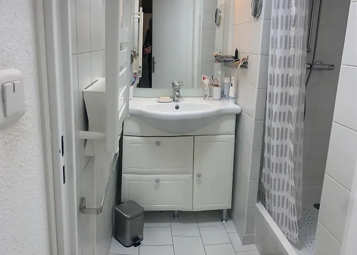 Appartement T3 Climatise 40m2 Piscine Parking Prive 2 Secteur Falaises 50 M De La Proche Centre-port 4 Personnes